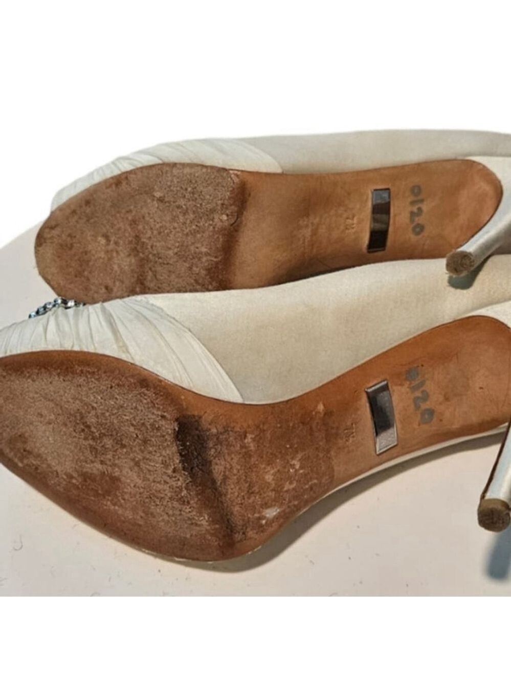 BADGLEY MISCHKA Cream Embellished Satin Pumps. Size 71/2 M - Picture 7 of 14